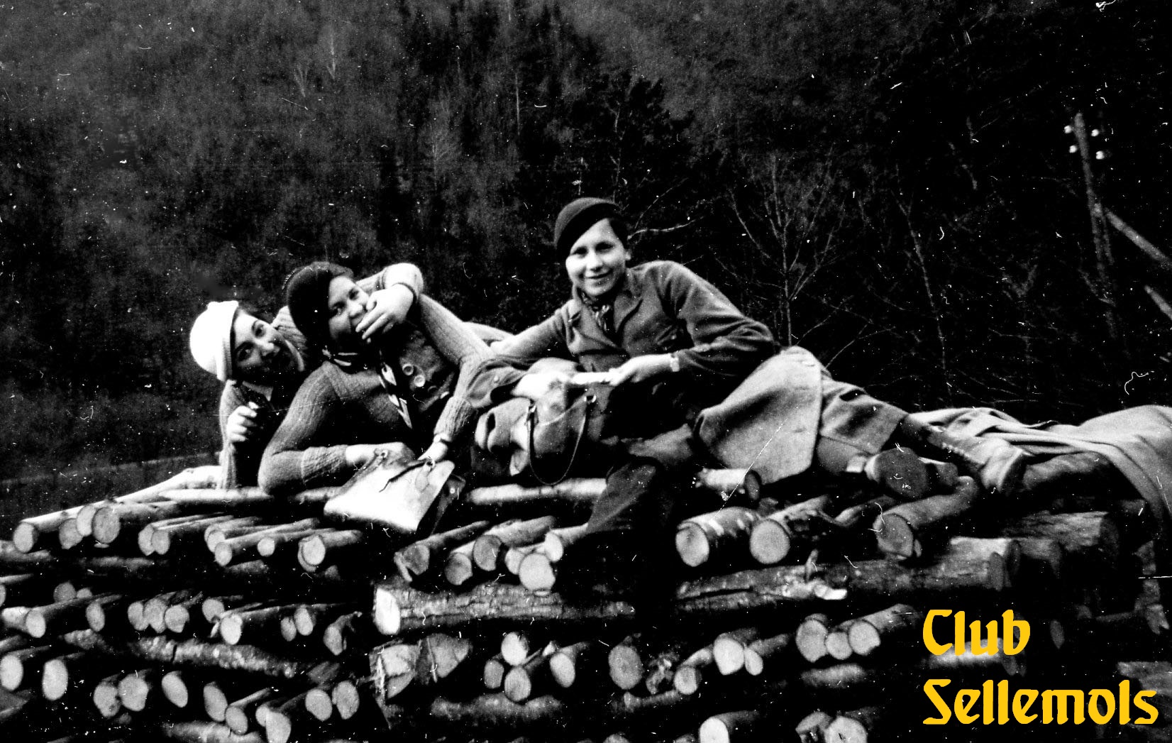 1935: Anna Wagner (links) auf einem Holzstapel im Wald mit zwei Freundinnen. Rechts Anneliese Zipfle, geborene Schnur „Schnurre Lissel“, Frau in der Mitte unbekannt