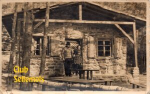 Adolf und Anna Thirolf vor der "Waldschänke", vor 1956.