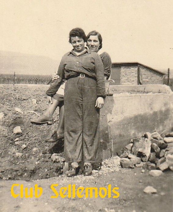 Anna Biller (vorne im Overall) und ihre Schwester Rösel Hener, Frühjahr 1941 an der Fabrik.